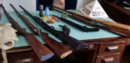 parte das armas apreendidas com os pistoleiros de Leo Andrade na fazenda Norte América