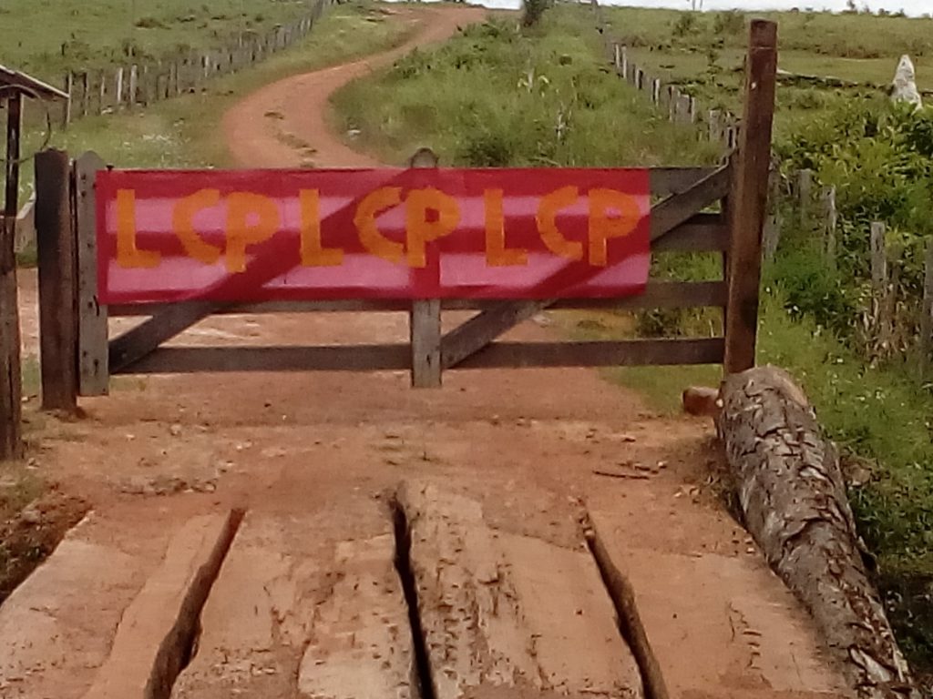 Bandeiras da LCP foram colocadas ao longo da estrada de acesso a área