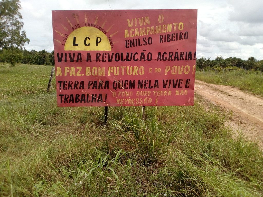 Placa na estrada que dá acesso a área Enilson Ribeiro