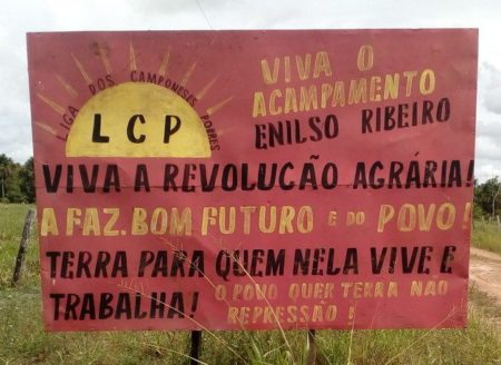 Placa na estrada que dá acesso a área Enilson Ribeiro