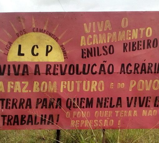Placa na estrada que dá acesso a área Enilson Ribeiro