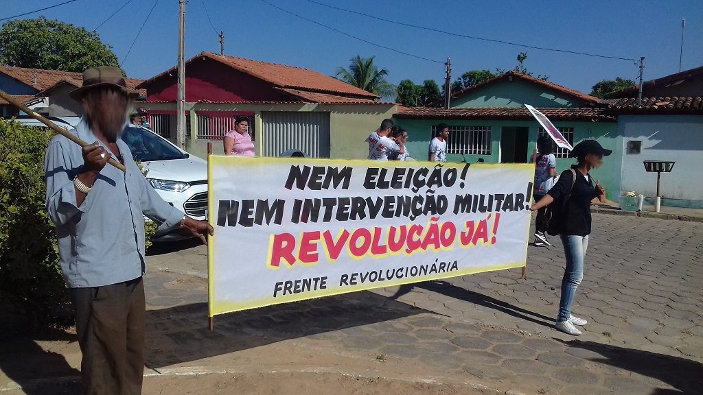 Faixa repudia eleição durante manifestação no Norte de Minas